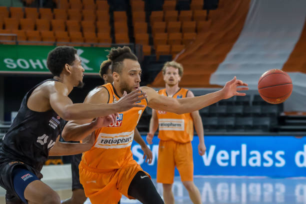 她凭借严苛 她凭借严苛